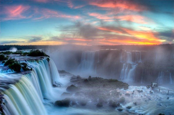 Thác Iguaza ở Argentina: Khi đệ nhất phu nhân Eleanor Roosevelt lần đầu chiêm ngưỡng dòng thác này, bà đã phải thốt lên sự cảm thán, bởi vì nó quá hùng vĩ. Thác trải rộng trên diện tích 2,7 km, rộng hơn cả thác Niagara và Victoria gộp lại.
